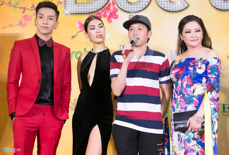 Hoài Linh đeo khẩu trang, đi dép lào trên thảm đỏ ra mắt phim